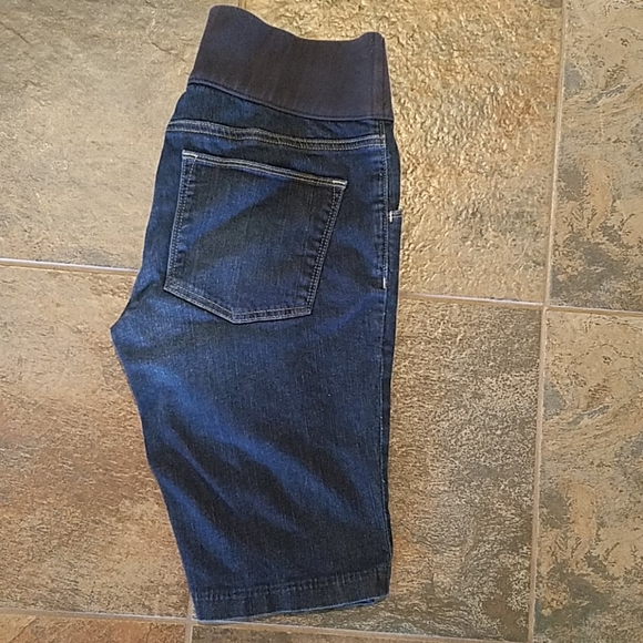 💕Gap* Maternity Shorts - Picture 2 of 4